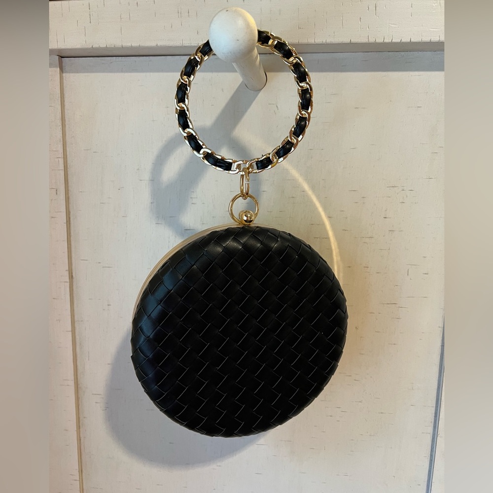 Elegant mini bag with chain